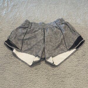 Lululemon Hotty Hot Short II *Long 4"White Black / Black size 8
